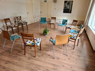 Zaal, stoelen kring